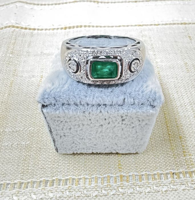 Inel Aur alb 18k cu Smarald si Diamante, pret fix