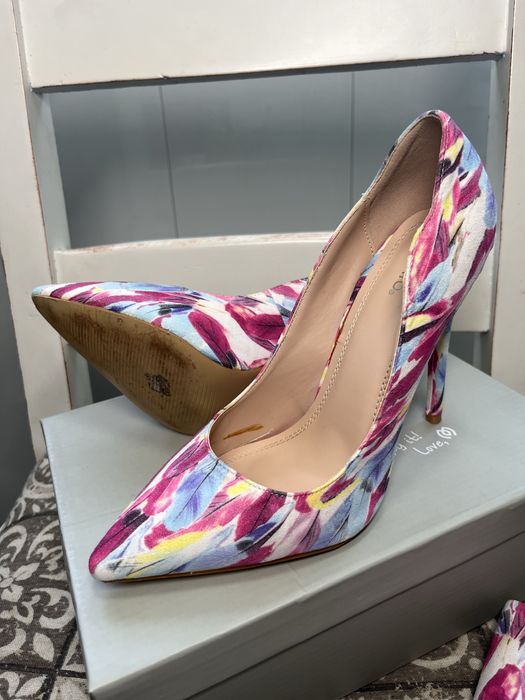 Сет дамска шарена чанта и обувки на ток