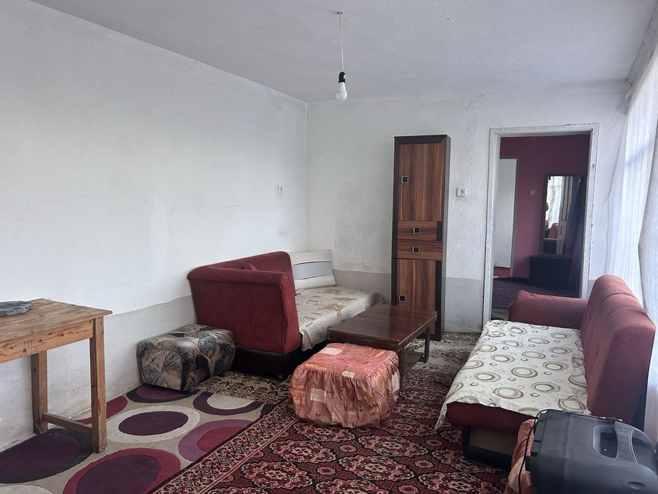 Продавам къща с двор