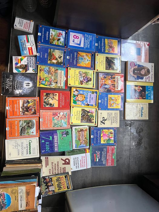 Продавам различни жанрове книги