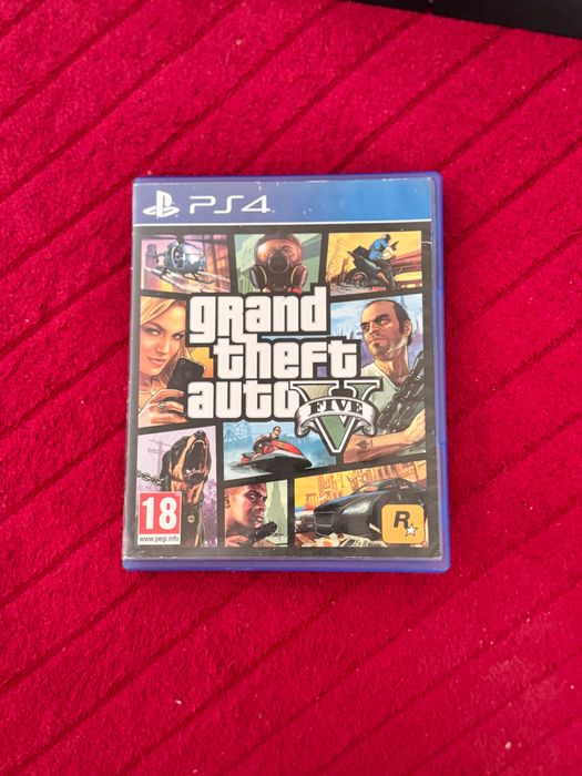 PlayStation 4 + 2 Конзоли + 3 игри.