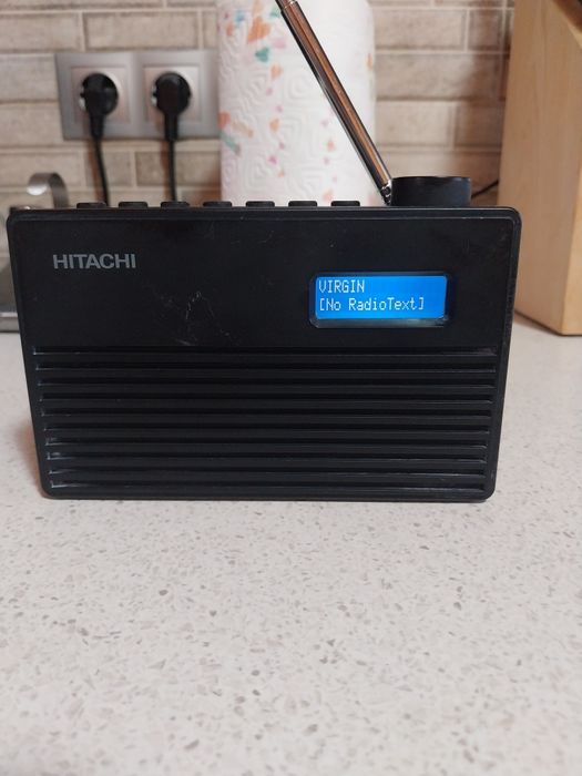 Vând radio portabil Hitachi