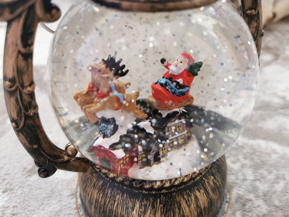 Музикален коледен LED фeнер преспапие