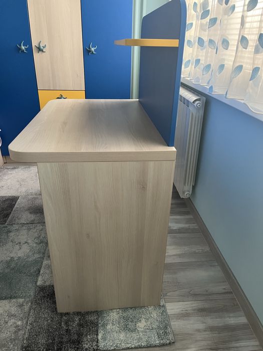 Продавам детско бюро