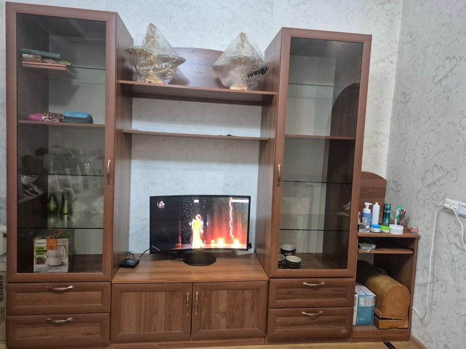 Мебель стенка для пасуды в хорошем сост