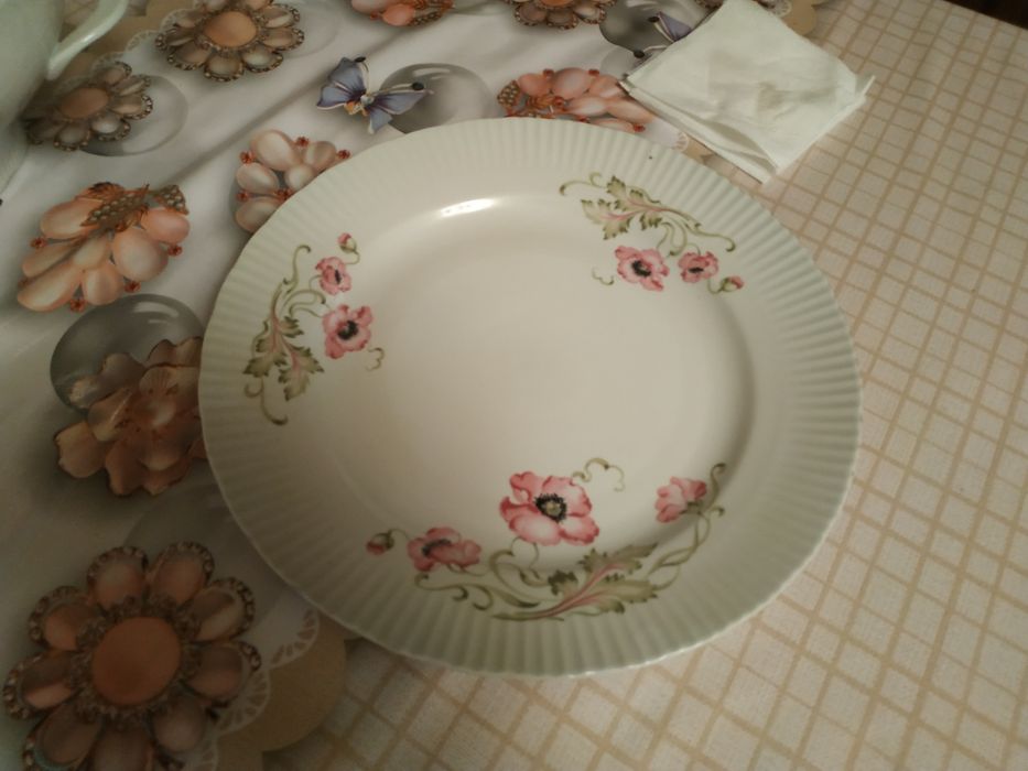 Продается фарфоровая супница с подносом.