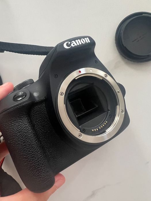 Фотоапарат Canon EOS 2000D (като нов)