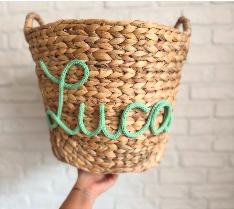 Coș de jucării personalizat cu nume din șnur tricotat