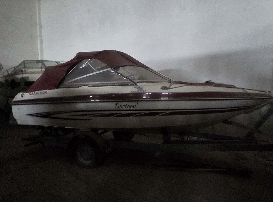 Barca, motor si peridoc