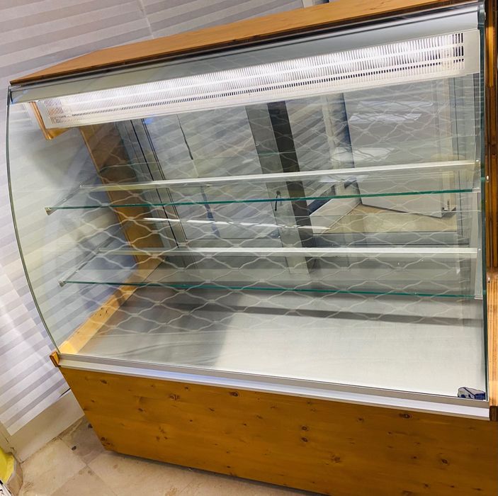 Сладкарска витрина