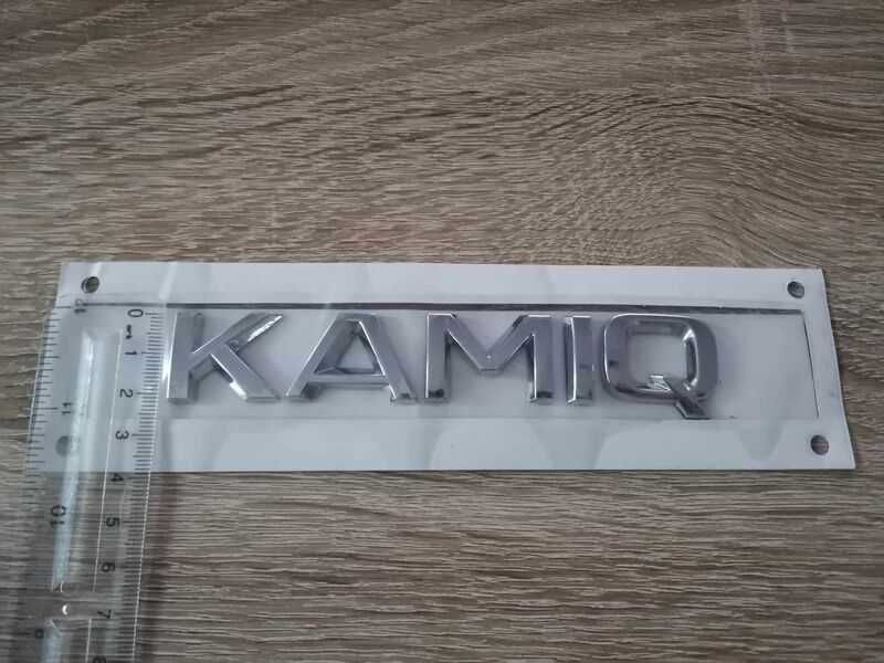 сребрист надпис Skoda Kamiq