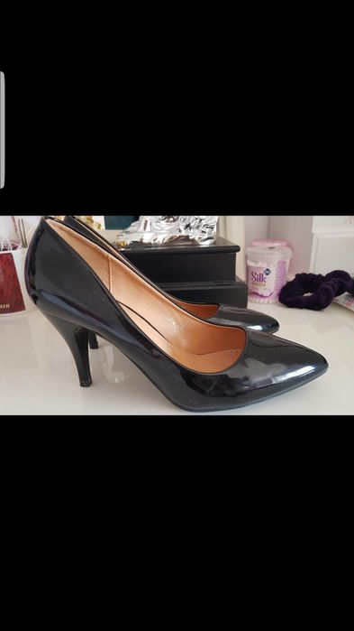 Лакированные черные туфли