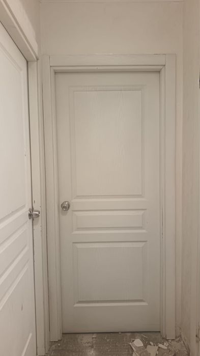 Двери, унитаз, раковина