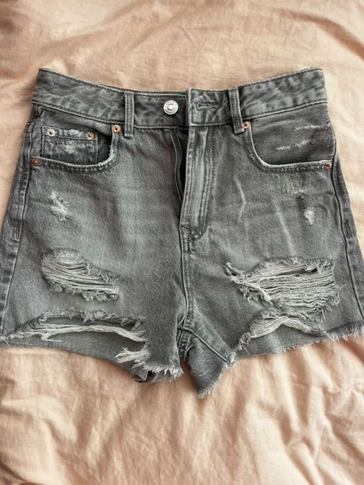 Продавам къси гащи Stradivarius