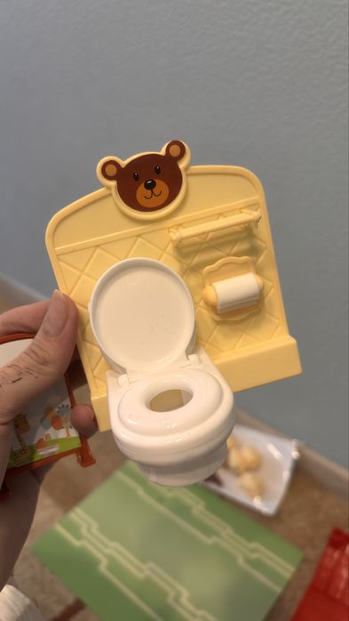 Домик с куклами машиной