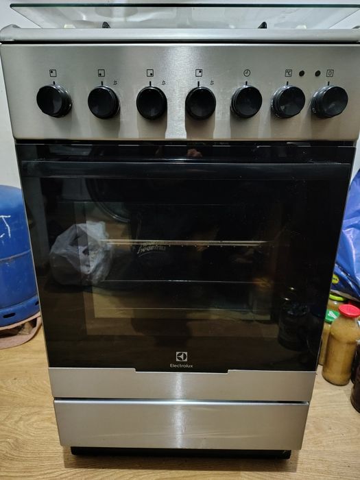 Vând aragaz Electrolux  de inox