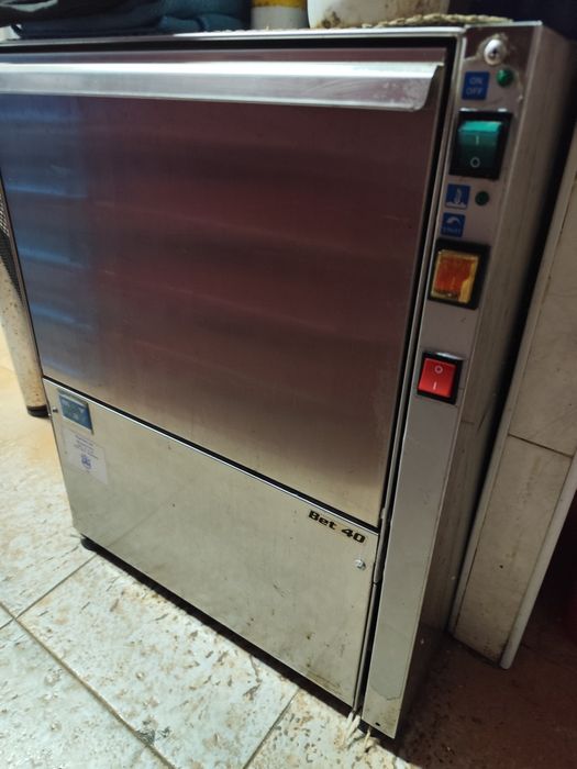 Професионална съдомиялна и чашомиална