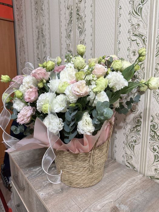 Цветы в корзине