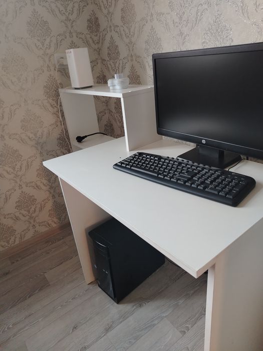 Полка  компьютерная