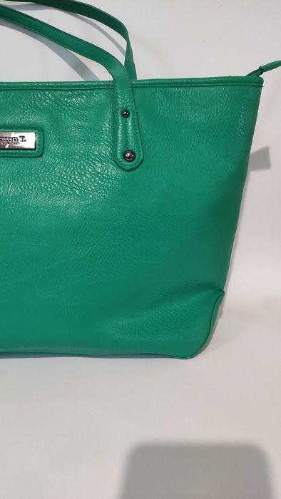 Кожена дамска чанта в зелено
