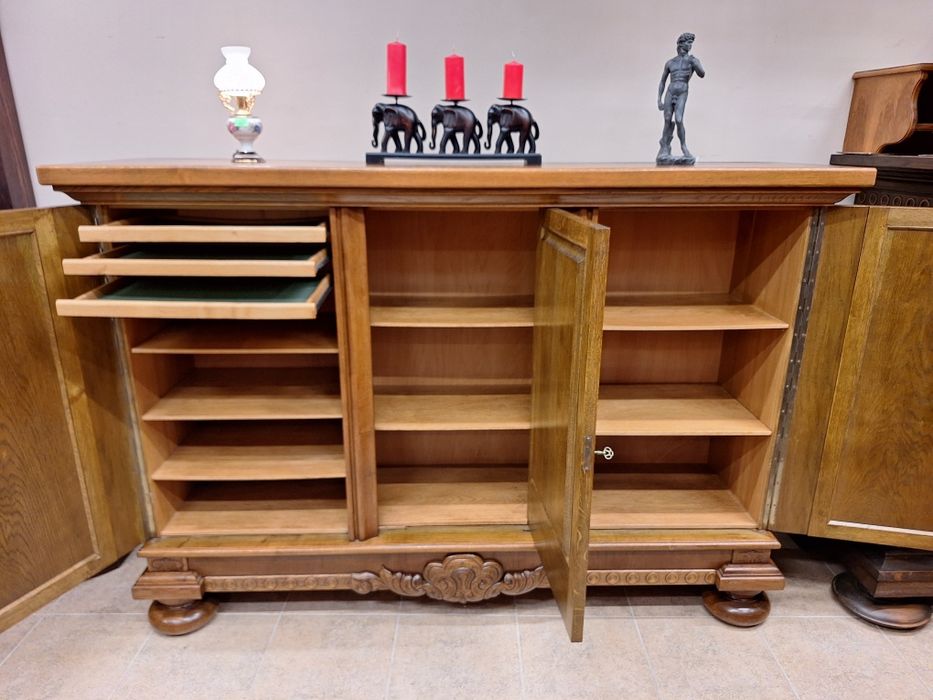 Комод, скрин, бюфет, шкаф с богата дърворезба