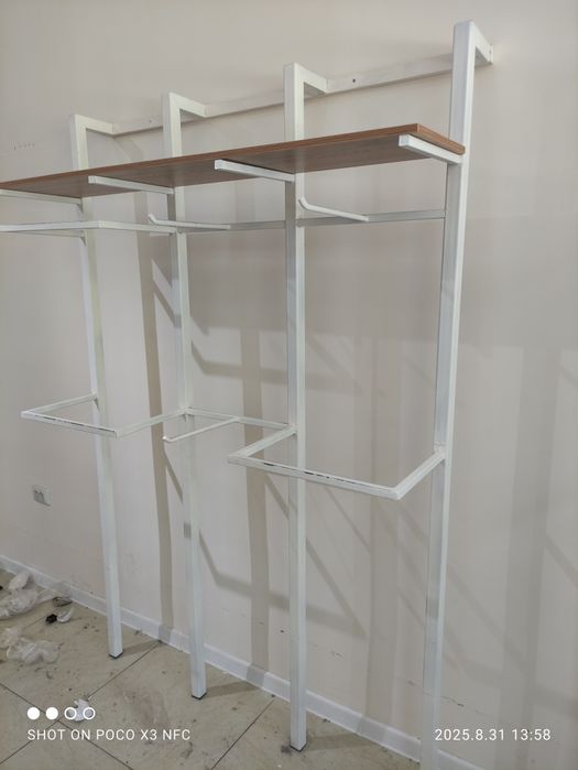 Кийим-кечак магазинлар учун деворга ўрнатиладиган гардироб, сифати зўр