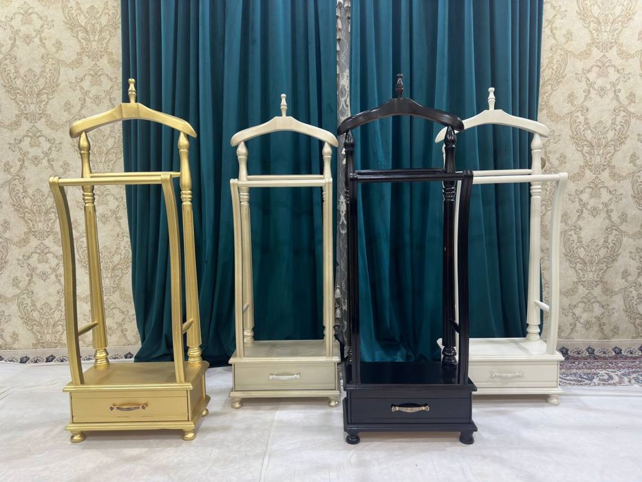 Veshalka dlya kostyum