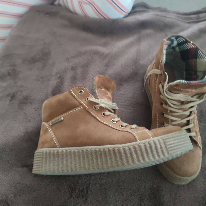 Топли зимни дамски боти в отлично състояние.