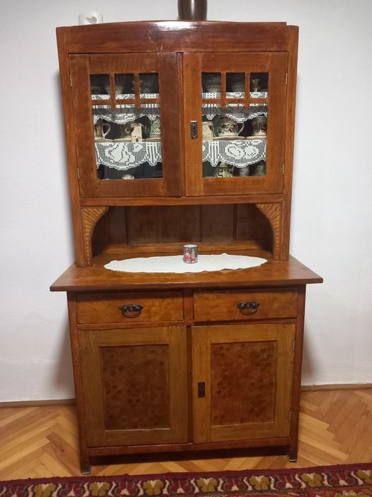 Credenta veche ,restaurata.