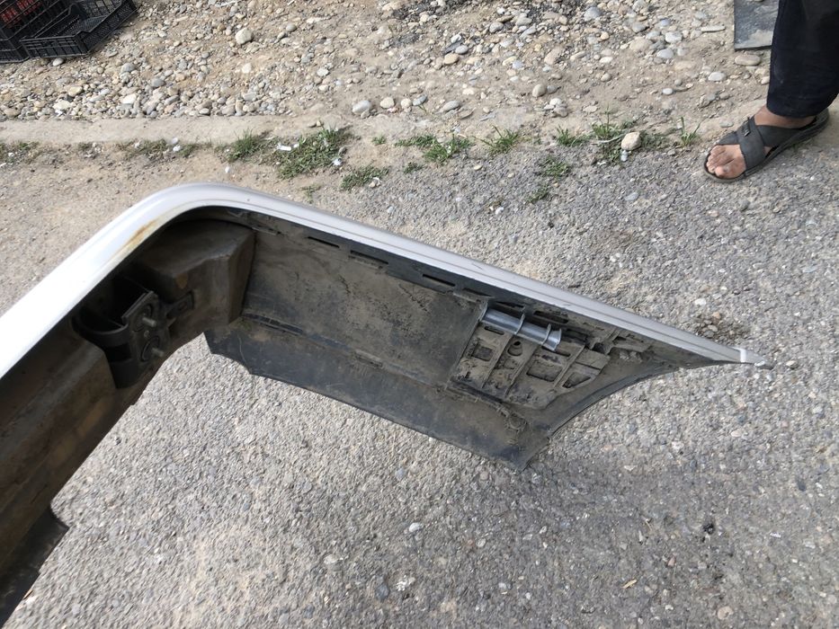 Задний бампер на w202 мерседес.