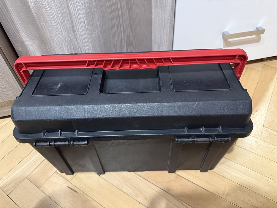 Куфар за инструменти с органайзер.