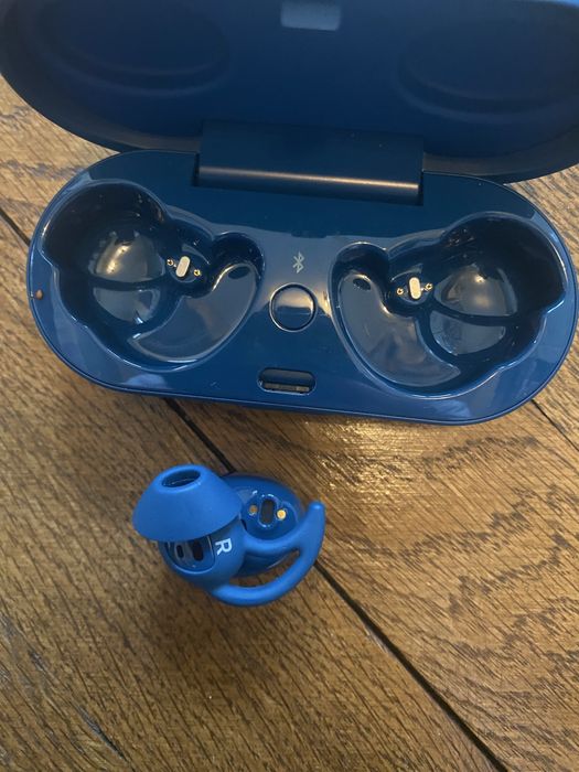 Зареждаща кутия BOSE Sport Earbuds