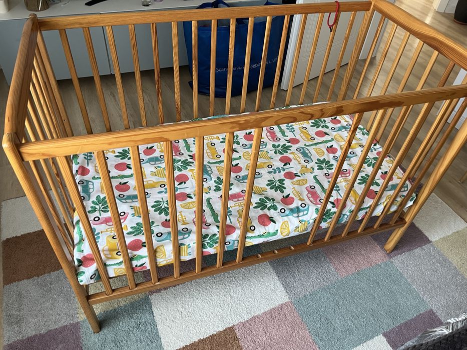 Vand patut lemn cu saltea 120 x 60 + accesorii