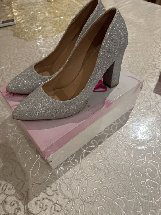 Toʻy marosimlar uchun chiroyli tufli