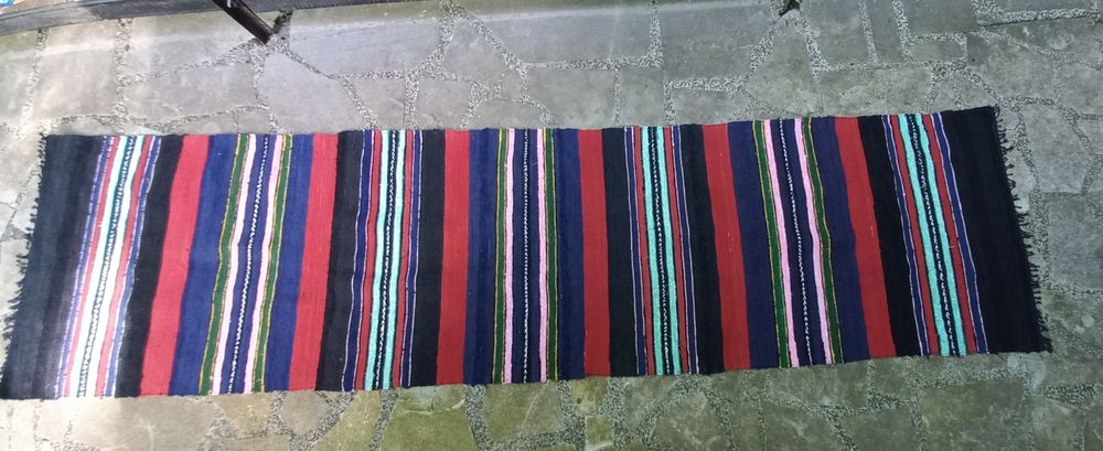 Шарени черги ръчно тъкани