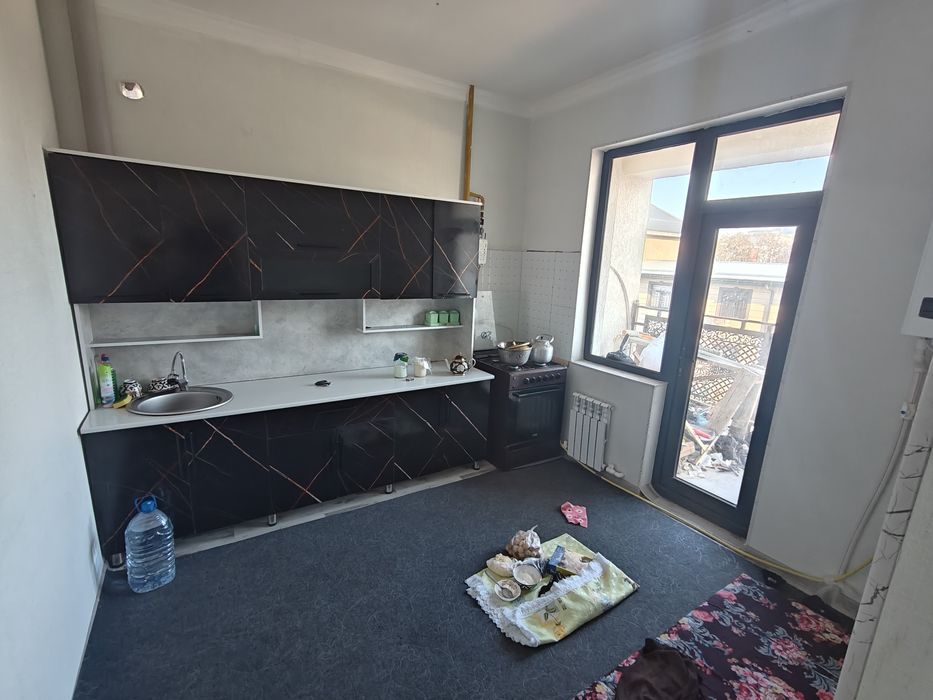 Kvartira bor 3 xonali dom 3-etaj yangi