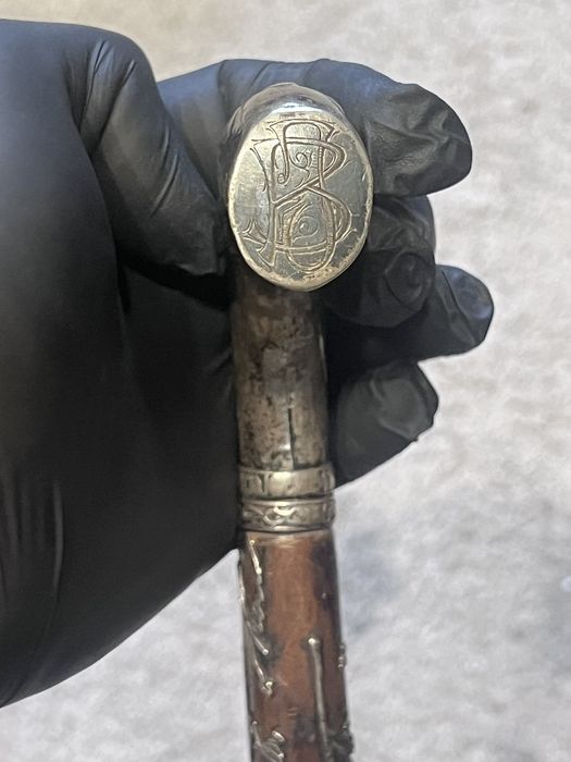 Baston antic datat 1919, inscripții chirilice, mâner argintiu, piesă de colecție