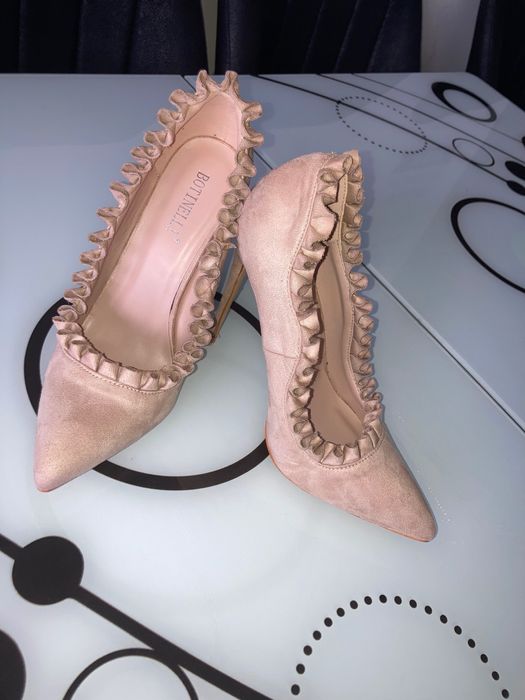 Vând pantofi noi stiletto