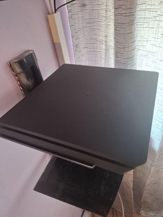 Vând PlayStation4