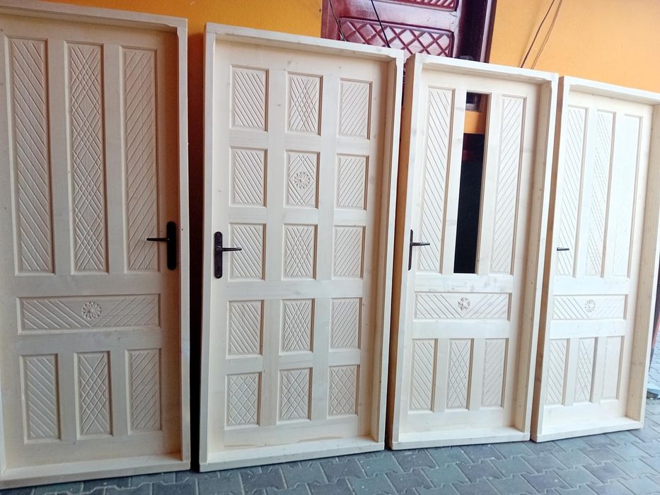 Producător de uși și fereistre din lemn masiv,brad.