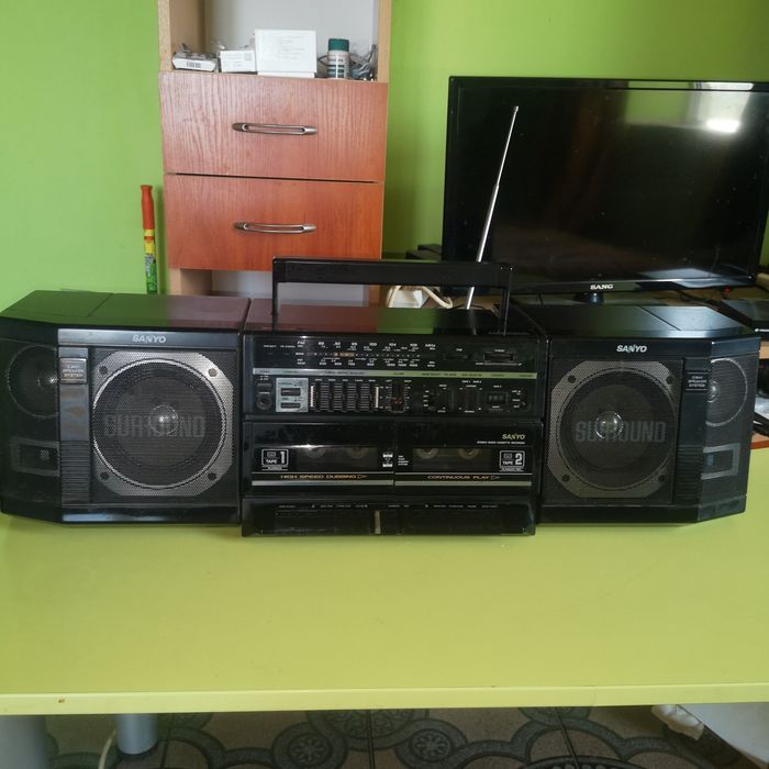 Видео. ДВД . Касетофон  и радио с часовник