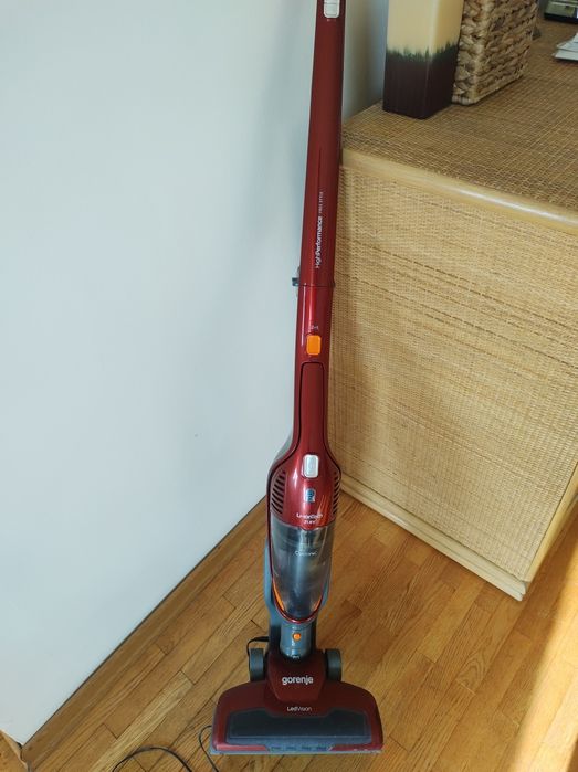 Продавам вертикална без кабелна прахосмукачка