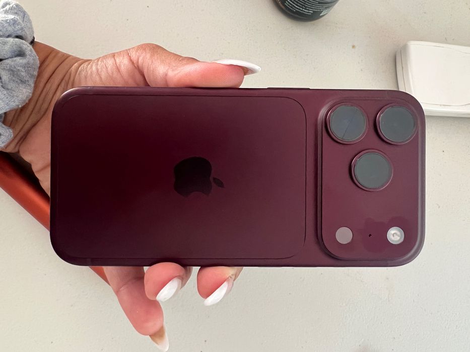 Iphone 18 pro burgundy