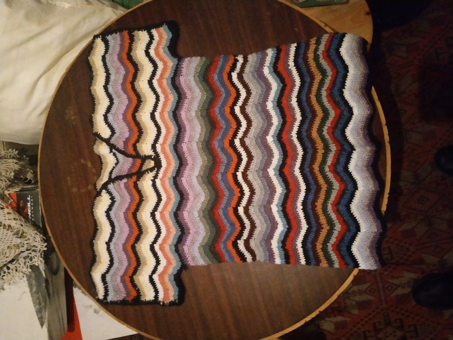 Ръчно плетен пуловер