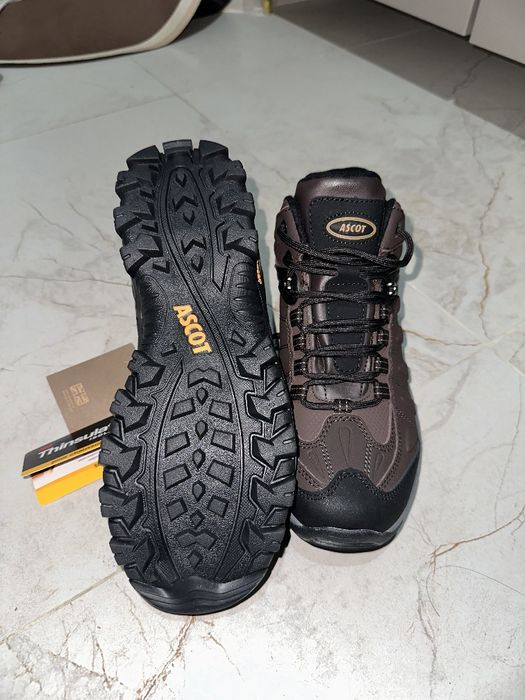 Продам треккинговые кроссовки