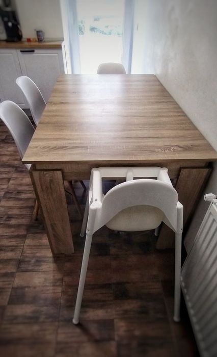 Vând set masa extensibila cu 4 scaune