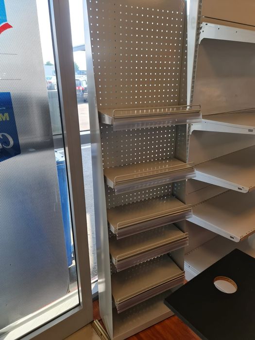 Rafturi de magazin cu agatatori spatare perforate