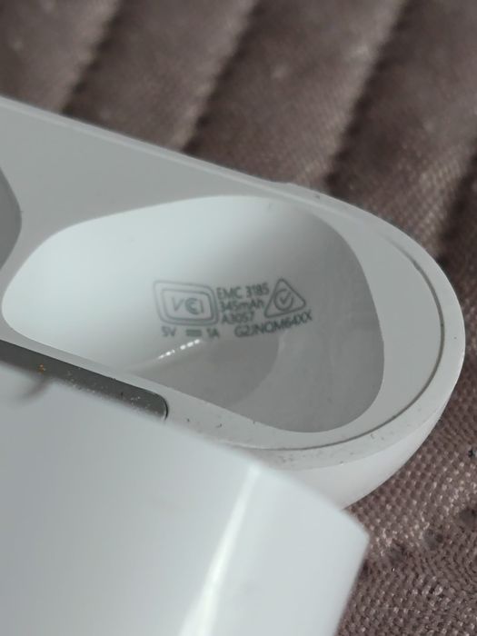 Vând căști airpods 4 cu ANC