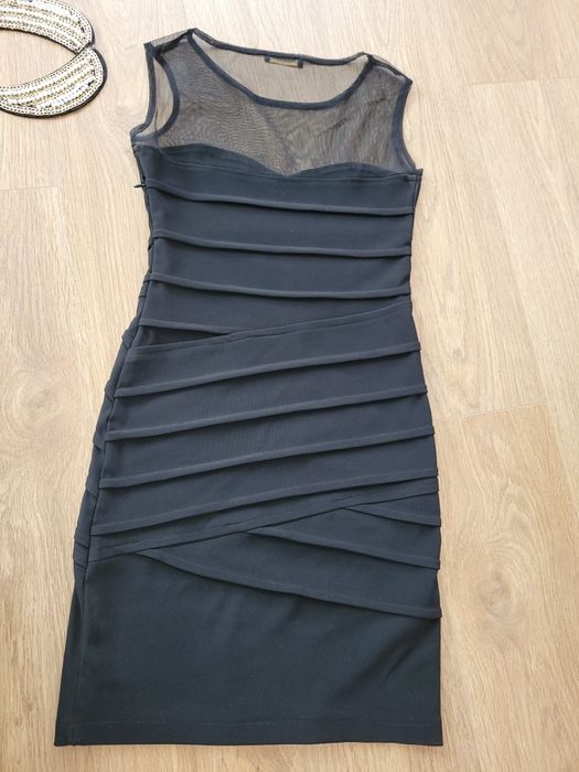 Черна рокля със златисто колие