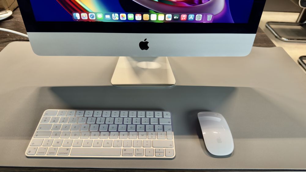iMac 21.5” | insotit de Magic Keyboard si Magic Mouse